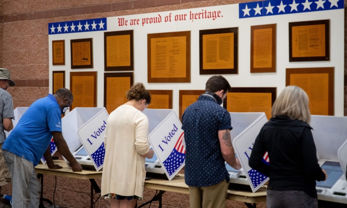 Los votantes emiten sus votos en las urnas en el lugar de votación anticipada del Charleston Coliseum and Convention Center en North Charleston, Carolina del Sur, el 16 de octubre de 2020. (Logan Cyrus/AFP vía Getty Images)