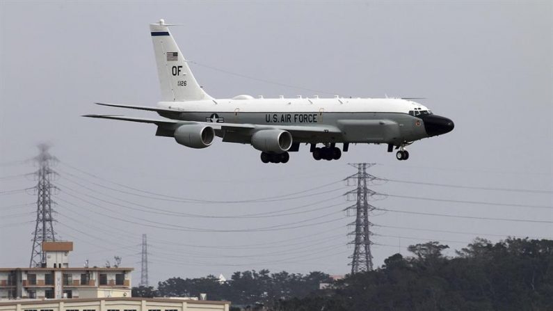 Un avión de reconocimiento RC-135V/W Rivet Joint de la Fuerza Aérea estadounidense toma tierra tras regresar de una misión. EFE/Hitoshi Maeshiro/Archivo