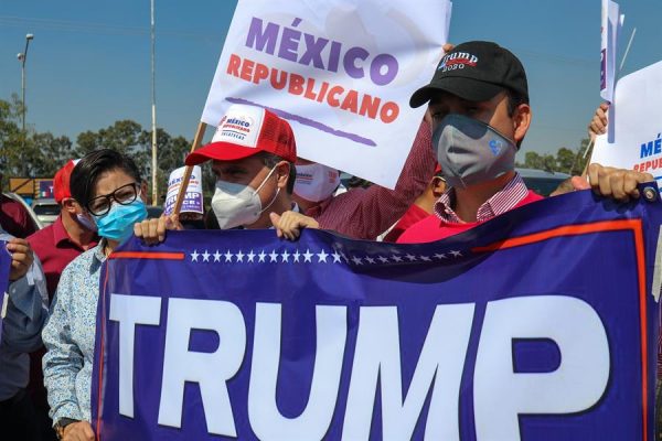 Simpatizantes del Partido Republicano se manifestaron a favor de Donald Trump en Ciudad de México (México) el 1 de noviembre de 2020. EFE/José Pazos