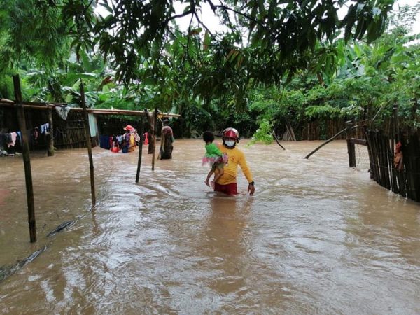 Fotografía cedida por el Cuerpo de Bomberos de Honduras de labores de rescate en una zona inundada a causa del huracán Eta, el 2 de noviembre de 2020 en la ciudad de Tela en el Caribe hondureño. EFE/Bomberos de Honduras