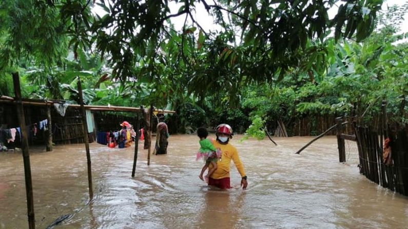 Fotografía cedida por el Cuerpo de Bomberos de Honduras de labores de rescate en una zona inundada a causa del huracán Eta, el 2 de noviembre de 2020 en la ciudad de Tela en el Caribe hondureño. EFE/Bomberos de Honduras