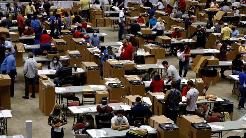 Personal de colegios electorales prepara las cajas de los votos anticipados en el Coliseo Roberto Clemente en San Juan, Puerto Rico. EFE/Thais Llorca/Archivo