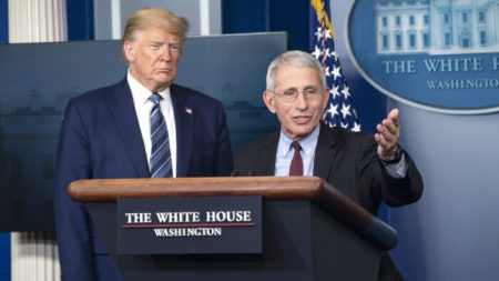 Biden dice que contrataría a Fauci y despediría a Trump por advertencia de despido al Dir. del NIAID