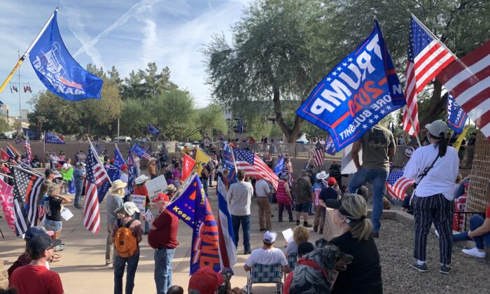 Cientos de personas asisten al mitin "Stop the Steal" en Phoenix, Arizona, el 21 de noviembre de 2020. (Linda Jiang/The Epoch Times)