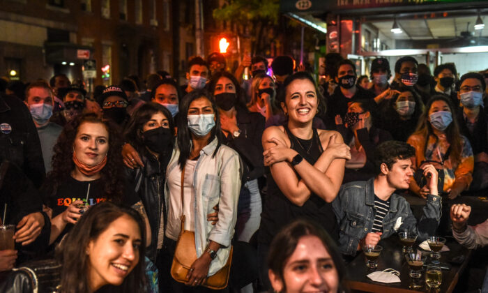 Los partidarios del candidato demócrata Joe Biden ven una transmisión en el West Village de Nueva York el 7 de noviembre de 2020. (Stephanie Keith/Getty Images)
