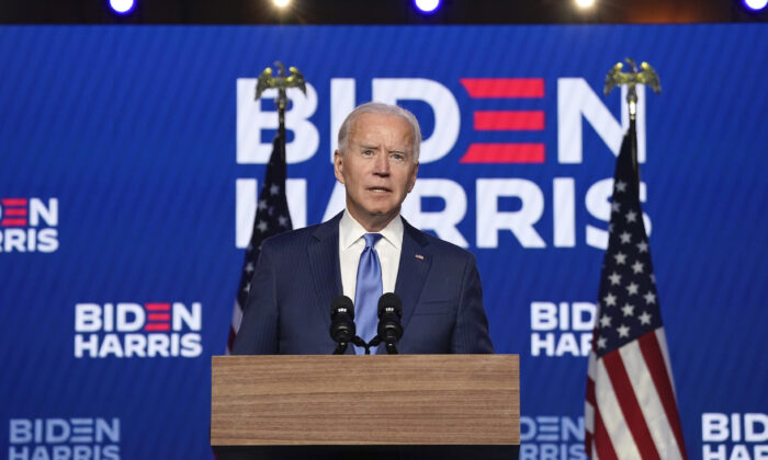 El candidato presidencial demócrata Joe Biden se dirige a la nación en el Chase Center, en Wilmington, Delaware, el 6 de noviembre de 2020. (Drew Angerer/Getty Images)