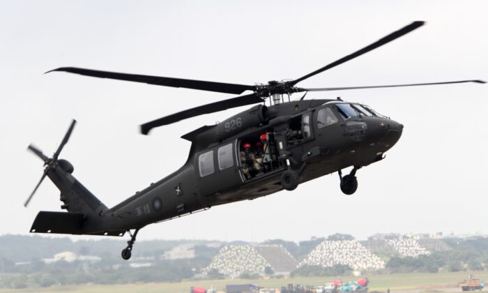 En una foto de archivo se ve un helicóptero UH-60 Black Hawk. (Sam Yeh / AFP a través de Getty Images)