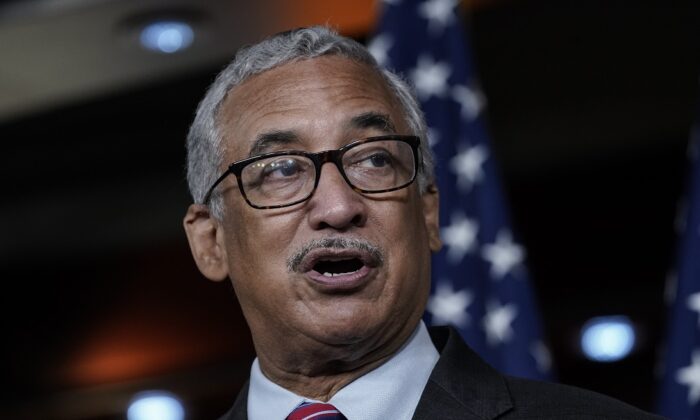 El representante Bobby Scott (D-Va.) habla durante un informe en el Capitolio de EE. UU.  en Washington el 29 de julio de 2020. En 2019, Scott presentó un proyecto de ley que aumentaría el salario mínimo federal a USD 15 por hora. (Drew Angerer/Getty Images)
