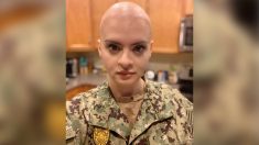 Mujer aprueba examen para ser jefe suboficial en la Marina de EE. UU. entre rondas de quimioterapia