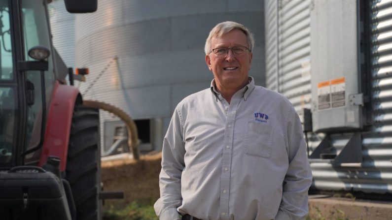 Myron Tranel está en su granja de maíz y soya en Platteville, Wisconsin, el 21 de septiembre de 2020. (Cara Ding/The Epoch Times)
