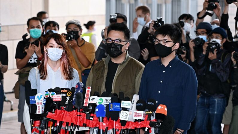 (I-D) Agnes Chow, Ivan Lam y Joshua Wong hablan con los reporteros antes de su sesión en la corte en Hong Kong el 23 de noviembre de 2020. (Song Bilung/The Epoch Times)