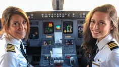 La imagen de una mamá y su hija piloteando juntas un vuelo comercial se vuelve viral