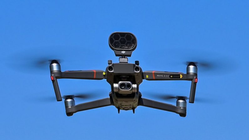Un dron DJI Mavic 2 Enterprise equipado con un sensor térmico utilizado por la policía municipal de Treviolo para comprobar la temperatura de las personas el 9 de abril de 2020 en Treviolo. (Miguel Medina/AFP vía Getty Images)
