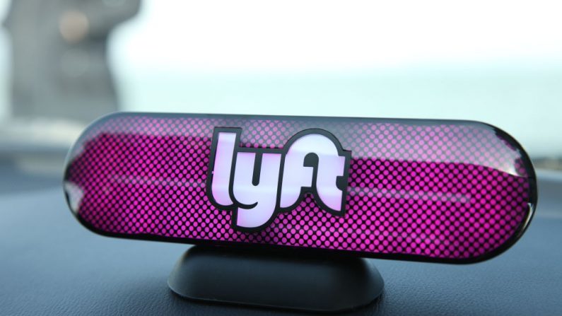 Un amplificador está en el tablero del coche de un conductor de Lyft en una fotografía de archivo. (Kelly Sullivan/Getty Images para Lyft)