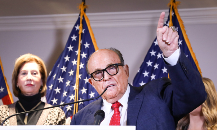 El abogado de Trump y exalcalde de la ciudad de Nueva York Rudy Giuliani habla con los medios en una conferencia de prensa en la sede del Comité Nacional Republicano, en Washington, el 19 de noviembre de 2020. (Charlotte Cuthbertson/The Epoch Times)