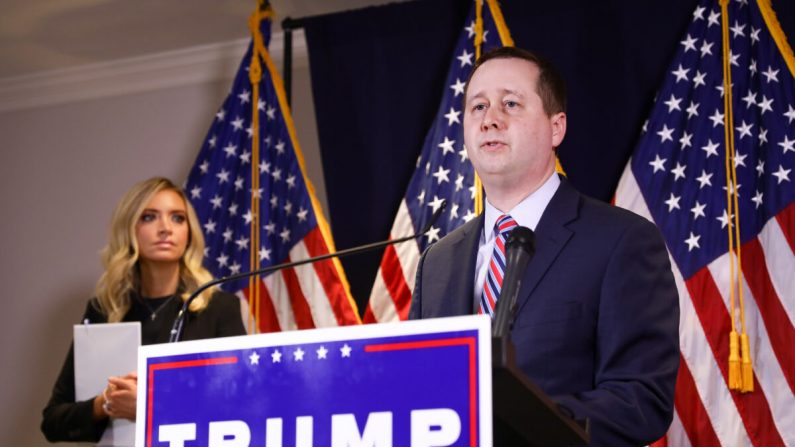 El asesor legal de la campaña de Trump, Matt Morgan, habla con la prensa mientras la secretaria de prensa de la Casa Blanca, Kayleigh McEnany, observa en la sede del RNC en Washington el 9 de noviembre de 2020. (Charlotte Cuthbertson/The Epoch Times)