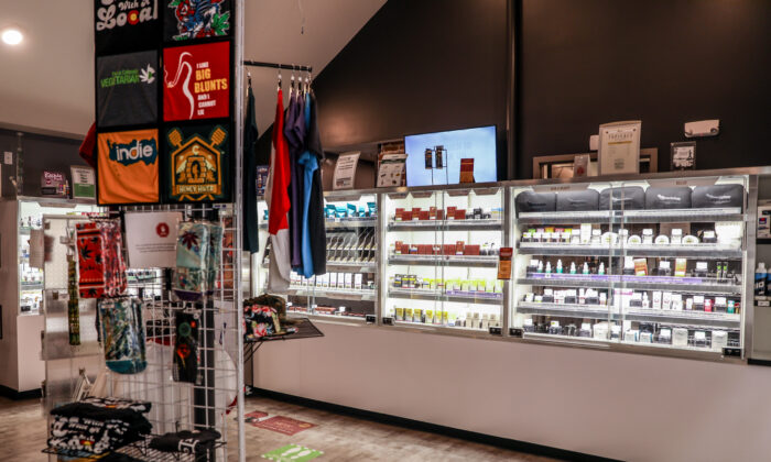 Productos de cannabis a la venta en un dispensario en Denver, Colorado, el 30 de septiembre de 2020. (Charlotte Cuthbertson/The Epoch Times)