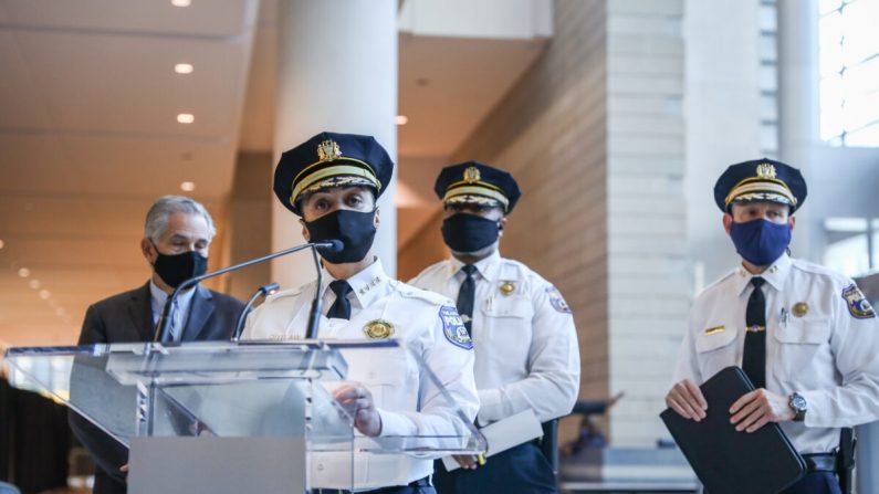 La comisionada del Departamento de Policía de Filadelfia, Danielle Outlaw, durante una conferencia de prensa en el Centro de Convenciones de Pensilvania en Filadelfia, Pa., el 6 de noviembre de 2020. (Charlotte Cuthbertson/The Epoch Times)
