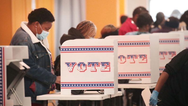 Los residentes emiten su voto en un lugar de votación en el vecindario de Midtown en Milwaukee, Wisconsin, el 20 de octubre de 2020. (Scott Olson/Getty Images)
