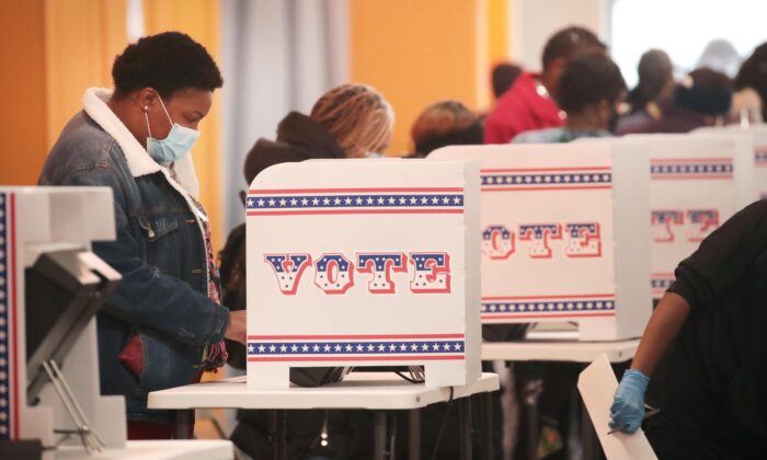 Los residentes votan en un centro de votación en el barrio de Midtown en Milwaukee, Wisconsin, el 20 de octubre de 2020. (Scott Olson/Getty Images)
