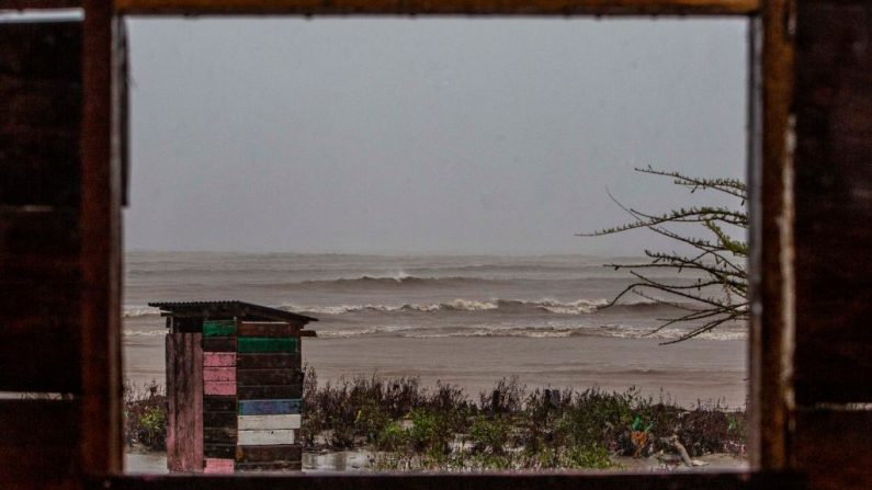 Vista del mar desde una casa destruida en Bilwi, Puerto Cabezas, Nicaragua, el 16 de noviembre de 2020 cuando el huracán Iota, ascendido a Categoría 5, avanza sobre el Caribe hacia la frontera entre Nicaragua y Honduras. (Foto de STR / AFP a través de Getty Images)