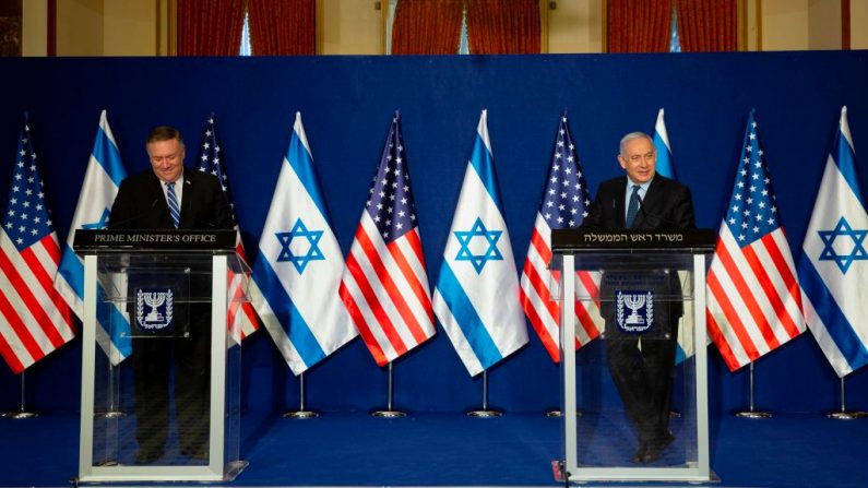 El secretario de Estado de los Estados Unidos, Mike Pompeo (i) y el primer ministro israelí, Benjamin Netanyahu, hacen una declaración conjunta después de reunirse en Jerusalén (Israel) el 19 de noviembre de 2020. (Foto de MAYA ALLERUZZO / POOL / AFP a través de Getty)
