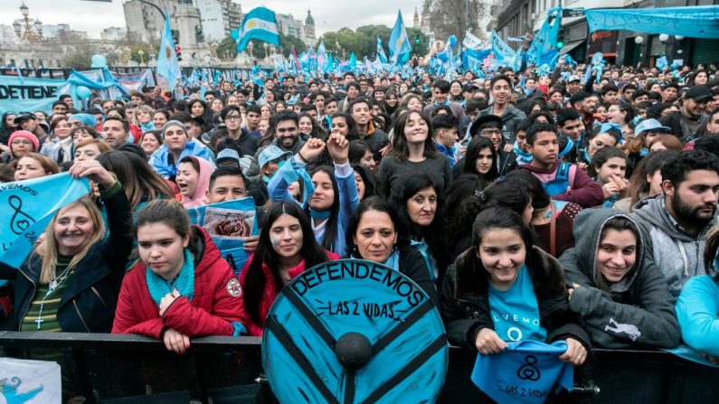 Activistas contra la legalización del aborto se manifiestan frente al Congreso Nacional en Buenos Aires, Argentina, el 8 de agosto de 2018. (Foto de ALBERTO RAGGIO / AFP a través de Getty Images)