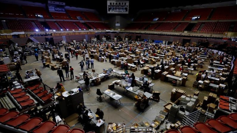 Personal de colegios electorales prepara las cajas de los votos anticipados en el Coliseo Roberto Clemente en San Juan, Puerto Rico. EFE/Thais Llorca/Archivo