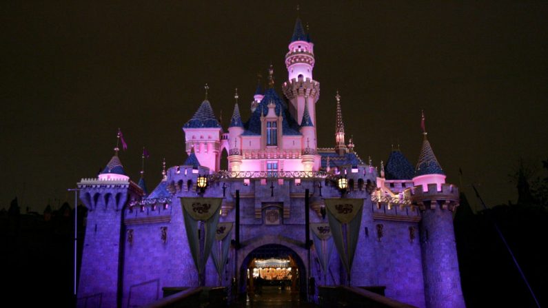 El Castillo de la Bella Durmiente se ve antes del día de la inauguración en King Arthur Carousel durante la celebración del 50 aniversario de Disneyland en el Parque Disneyland el 4 de mayo de 2005 en Anaheim, California (EE.UU.). (Foto de Frazer Harrison / Getty Images)