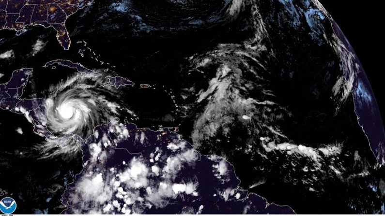 Fotografía satelital cedida por la Oficina Nacional de Administración Oceánica y Atmosférica (NOAA) por vía del Centro Nacional de Huracanes (NHC) donde se muestra la localización del huracán Iota a las 18:40 hora local (23:40 GMT). EFE/ NOAA-NHC