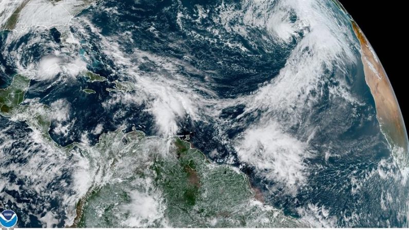 Fotografía satelital cedida por la Oficina Nacional de Administración Oceánica y Atmosférica (NOAA) por vía del Centro Nacional de Huracanes (NHC) donde se muestra la localización de la tormenta tropical Eta (i) en el Golfo de México y la tormenta subtropical Theta (d) en el Atlántico. EFE/ NOAA-NHC