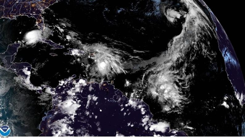 Fotografía satelital cedida por la Oficina Nacional de Administración Oceánica y Atmosférica (NOAA) por vía del Centro Nacional de Huracanes (NHC) donde se muestra la localización de la tormenta tropical Eta (i) en el Golfo de México y la tormenta subtropical Theta (d) en el Atlántico. EFE/ NOAA-NHC