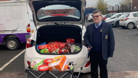 Niño de11 años decide romper su alcancía para que 39 familias puedan celebrar Navidad este año