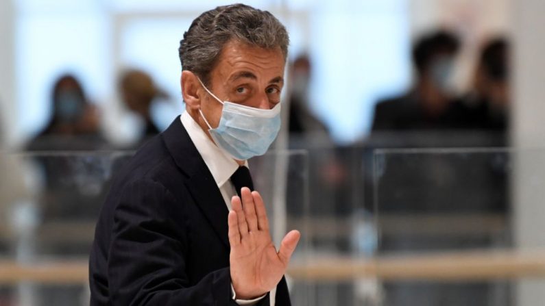 El expresidente francés Nicolas Sarkozy saluda al salir de la sala del tribunal durante un receso de su juicio por intento de soborno a un juez, en París (Francia) el 23 de noviembre de 2020. (Bertrand Guay / AFP a través de Getty Images)