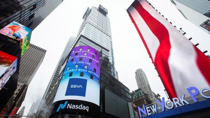 Vista general del edificio NASDAQ con publicidad del banco BBVA, en Times Square en la ciudad de Nueva York (EE.UU.). EFE/ Kena Betancur/Archivo