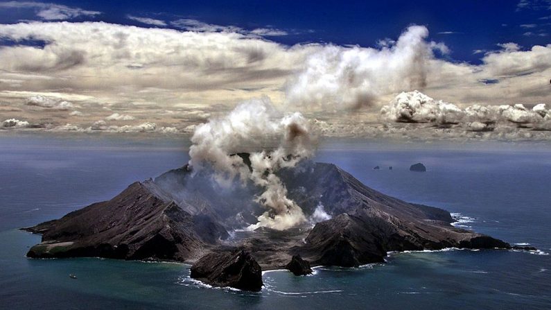 El volcán más activo de Nueva Zelanda, Whakaari (Isla Blanca), en la Bahía de Plenty emite densas columnas de vapor y gas el 29 de noviembre de 1999. (Foto de TORSTEN BLACKWOOD / AFP a través de Getty Images)