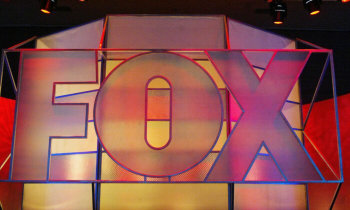 El logotipo de Fox Network en el Hotel Hilton Universal de Universal City, California, el 17 de enero de 2005. (Frederick M. Brown/Getty Images)