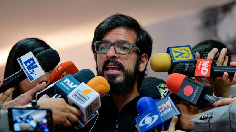 El diputado opositor Miguel Pizarro habla con la prensa después de una reunión de la comisión de consulta en el Palacio Legislativo Federal, que alberga tanto la Asamblea Nacional liderada por la oposición como la Asamblea Nacional Constitucional progubernamental, en Caracas (Venezuela) el 16 de abril de 2019. (Foto de MATIAS DELACROIX / AFP a través de Getty Images)