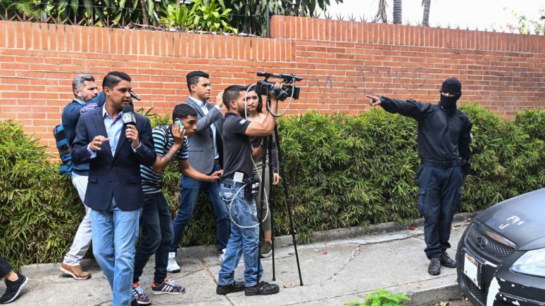 Un miembro de los Servicios de Inteligencia de Venezuela (SEBIN) confronta a periodistas en Caracas (Venezuela) el 16 de mayo de 2019. (Foto de STR / AFP a través de Getty Images)
