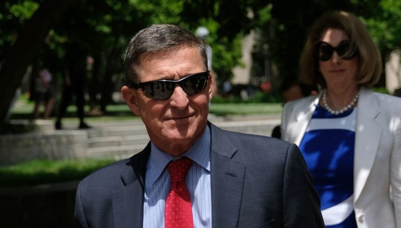 El exasesor de seguridad nacional del presidente Donald Trump, Michael Flynn, abandona el juzgado E. Barrett Prettyman de los EE.UU. el 24 de junio de 2019 en Washington, DC. ( Alex Wroblewski/Getty Images)