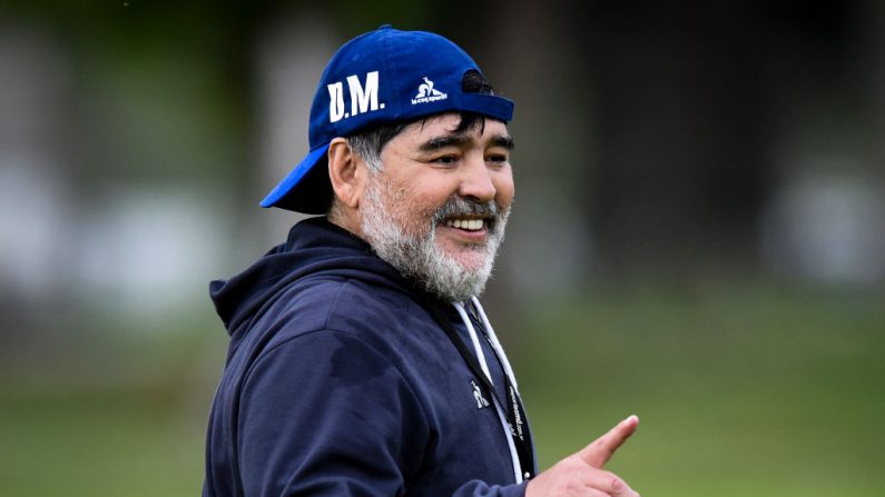 Diego Maradona, entrenador de Gimnasia y Esgrima La Plata, sonríe durante una sesión de entrenamiento de Gimnasia y Esgrima La Plata en el Estacia Chica Training Camp el 10 de octubre de 2019 en La Plata, Argentina. (Marcelo Endelli/Getty Images)