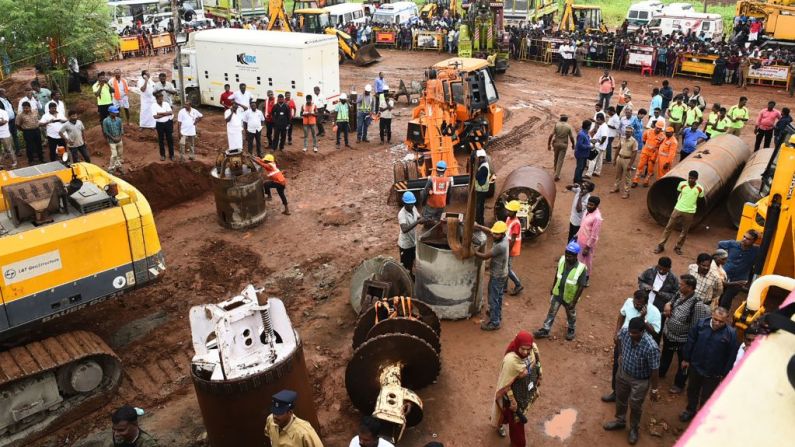 Trabajadores de rescate se reúnen en una operación de rescate de un niño pequeño atrapado en un pozo profundo cerca de la ciudad de Manapparai en el distrito de Tiruchirappalli, en Tamil Nadu de la India, el 28 de octubre de 2019. (Imagen ilustrativa) (Foto de STR/AFP a través de Getty Images)