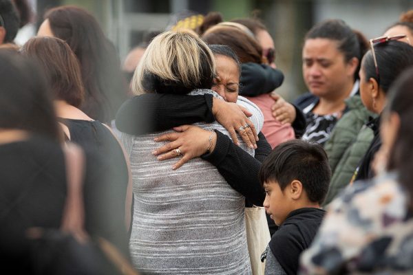 Familiares y amigos de las víctimas de la erupción de la Isla Blanca se reúnen en Whakatane el 13 de diciembre de 2019 en Whakatane, Nueva Zelanda. (Foto de John Borren / Getty Images)