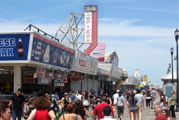 La gente atraviesa el malecón de Seaside Heights mientras el estado comienza a reabrir las playas y los paseos marítimos en medio del covid-19 el 16 de mayo de 2020 en Seaside Heights, Nueva Jersey (EE.UU.). (Foto de Yana Paskova / Getty Images)