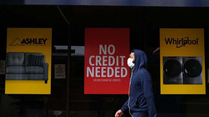 La gente camina por una calle el 20 de mayo de 2020 en Linden, Nueva Jersey (EE.UU.). (Foto de Spencer Platt / Getty Images)