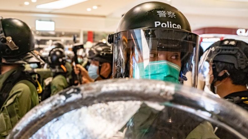 La policía de Hong Kong dentro de un centro comercial durante una manifestación prodemocracia el 21 de julio de 2020. Los manifestantes se reunieron para conmemorar un año desde el ataque de de Yuen Long en la estación del MTR de Yuen Long. ( Anthony Kwan/Getty Images)