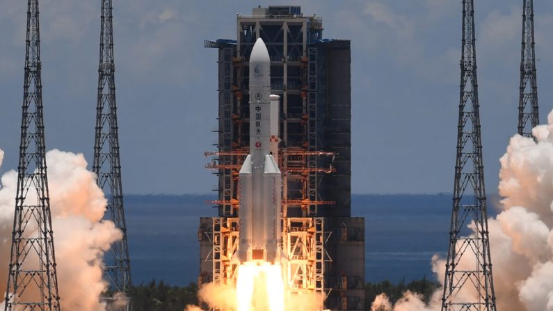 Un cohete Long March-5, que lleva un orbitador, un módulo de aterrizaje y un rover como parte de la misión Tianwen-1 a Marte, despega del Centro de Lanzamiento de Naves Espaciales Wenchang en la provincia de Hainan el 23 de julio de 2020. (NOEL CELIS/AFP vía Getty Images)

