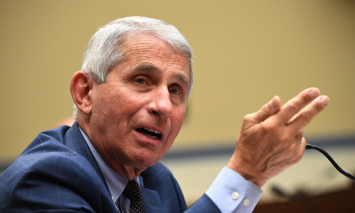 El Dr. Anthony Fauci, director del Instituto Nacional de Alergias y Enfermedades Infecciosas, testifica ante una audiencia del Subcomité de la Cámara sobre la Crisis del Coronavirus en Washington el 31 de julio de 2020. (Kevin Dietsch/Pool/Getty Images)