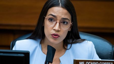 Representante Ocasio-Cortez se une a la presión de investigar la respuesta de Nueva York al COVID-19