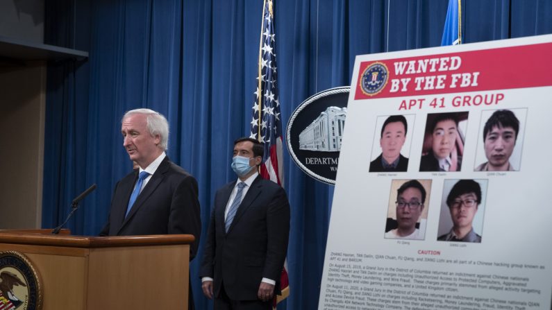 El fiscal general adjunto Jeffery Rosen habla con los medios de comunicación sobre cargos y arrestos relacionados con una campaña de intrusión informática vinculada al gobierno chino por un grupo llamado "APT 41" en el Departamento de Justicia el 16 de septiembre de 2020 en Washington, DC. (Tasos Katopodis-Pool/Getty Images)